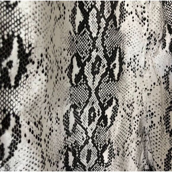 superdown Robyn Black and White Snake Print Pant Size 28 - Picture 8 of 11